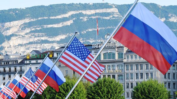 Флаги России и США на мосту Монблан в Женеве, вывешенные в преддверии саммита президента России Владимира Путина и президента США Джо Байдена