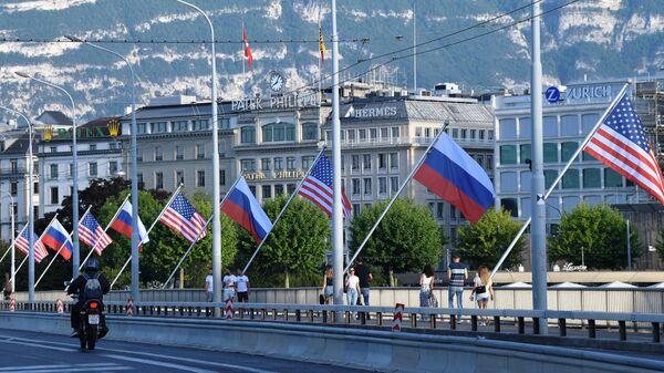 Флаги России и США на мосту Монблан в Женеве, вывешенные в преддверии саммита президента России Владимира Путина и президента США Джо Байдена