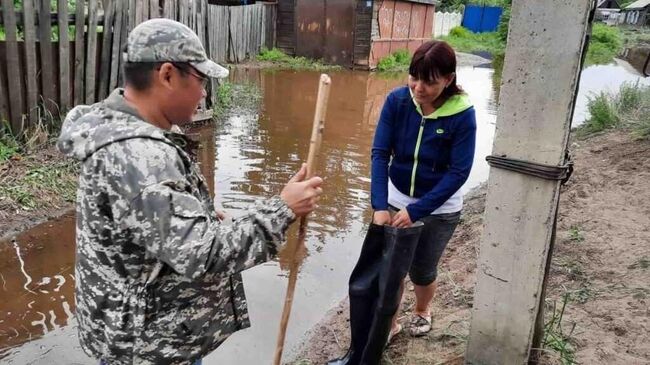 Мэр Кызыла Карим Сагаан-оол отдал свои резиновые сапоги женщине из зоны подтопления