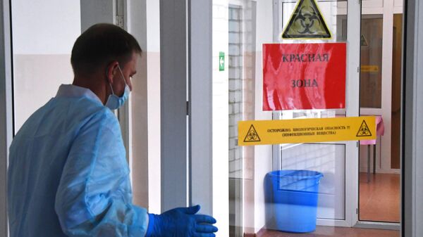 Медицинский работник во время подготовки к открытию госпиталя для пациентов с коронавирусной инфекцией 