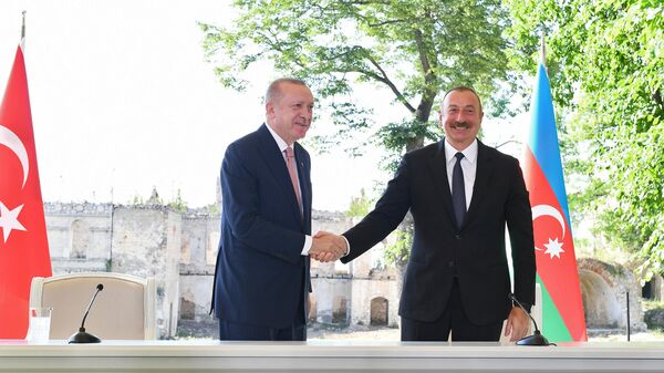 Президент Турции Реджеп Тайип Эрдоган и президент Азербайджана Ильхам Алиев на церемонии подписания декларации о союзнических соглашениях во время встречи в Шуше