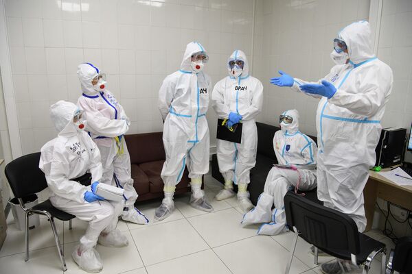 Медицинские работники в резервном госпитале для лечения больных коронавирусом в автомобильном торговом центре (АТЦ) Москва
