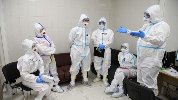 Медицинские работники в резервном госпитале для лечения больных коронавирусом в автомобильном торговом центре (АТЦ) Москва