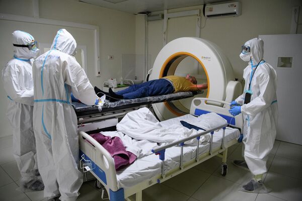Кабинет компьютерной томографии в резервном госпитале для лечения больных коронавирусом в автомобильном торговом центре (АТЦ) Москва