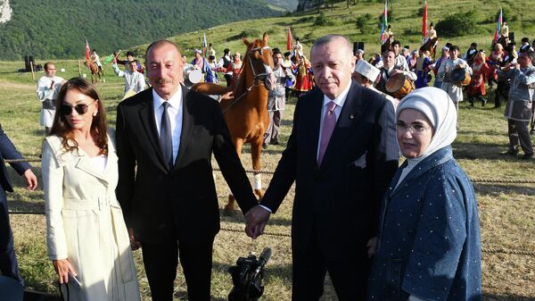 Президент Турции Реджеп Тайип Эрдоган и президент Азербайджана Ильхам Алиев в Шуше