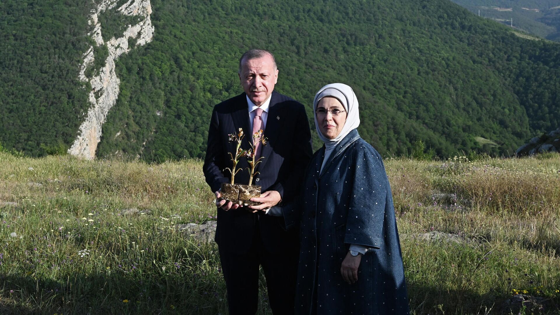 Президент Турции Реджеп Тайип Эрдоган и первая леди Эмине Эрдоган в Шуше - РИА Новости, 1920, 16.06.2021