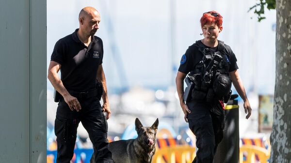 Полицейские со служебной собакой