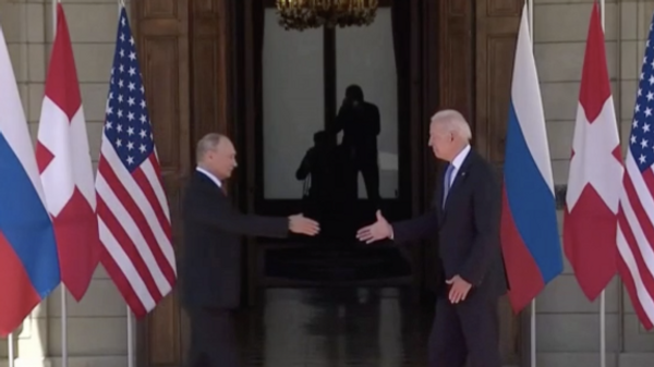 Первое рукопожатие Путина и Байдена