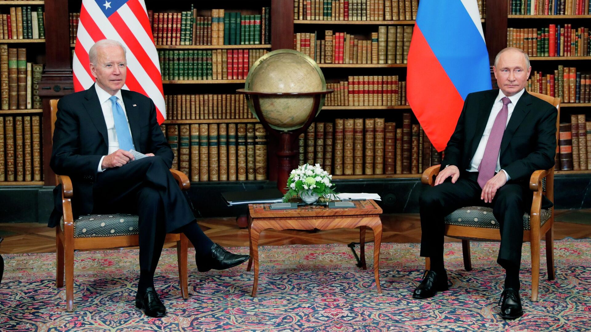 Президент РФ Владимир Путин и президент США Джо Байден во время встречи в Женеве на вилле Ла Гранж - РИА Новости, 1920, 04.12.2021