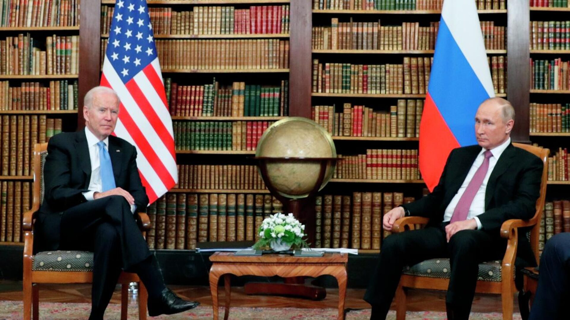 Президент РФ Владимир Путин и президент США Джо Байден во время встречи в Женеве на вилле Ла Гранж - РИА Новости, 1920, 15.12.2021