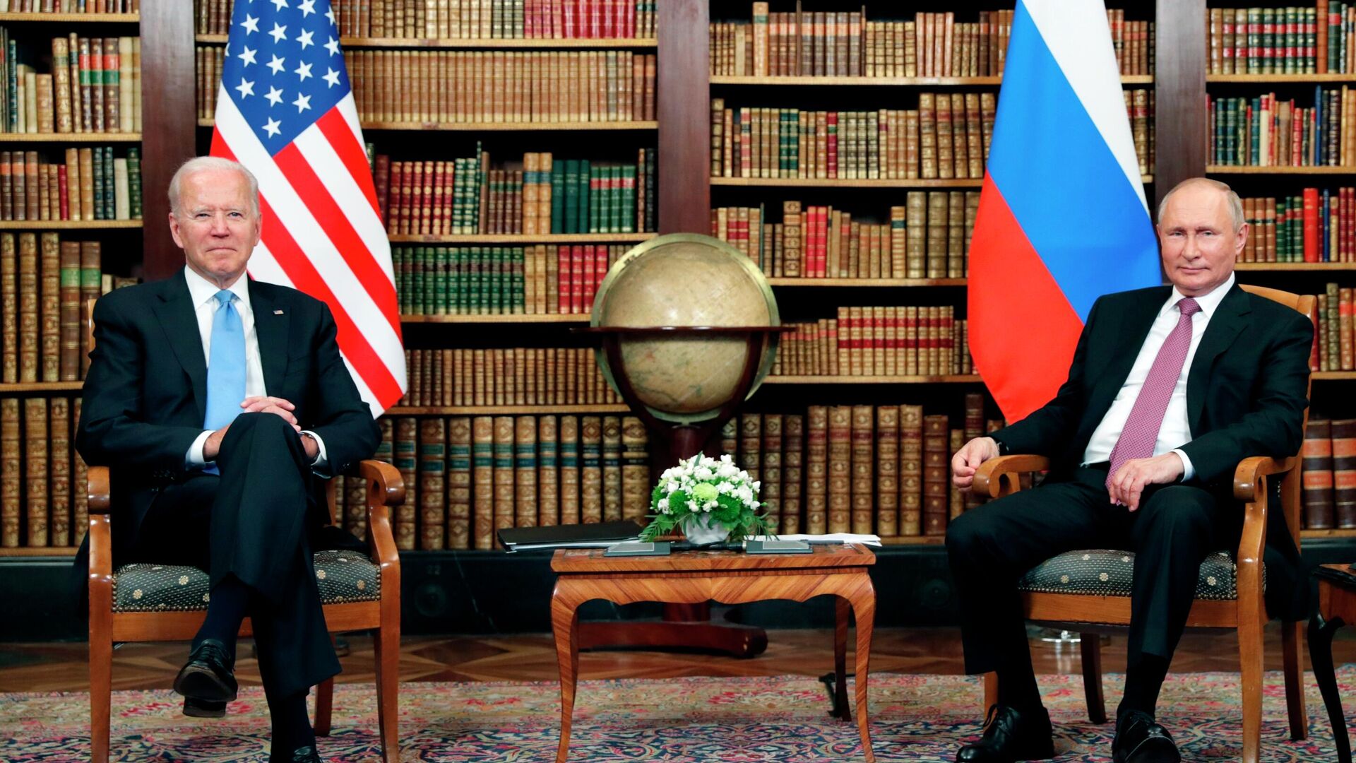 Президент РФ Владимир Путин и президент США Джо Байден во время встречи в Женеве на вилле Ла Гранж - РИА Новости, 1920, 15.06.2022