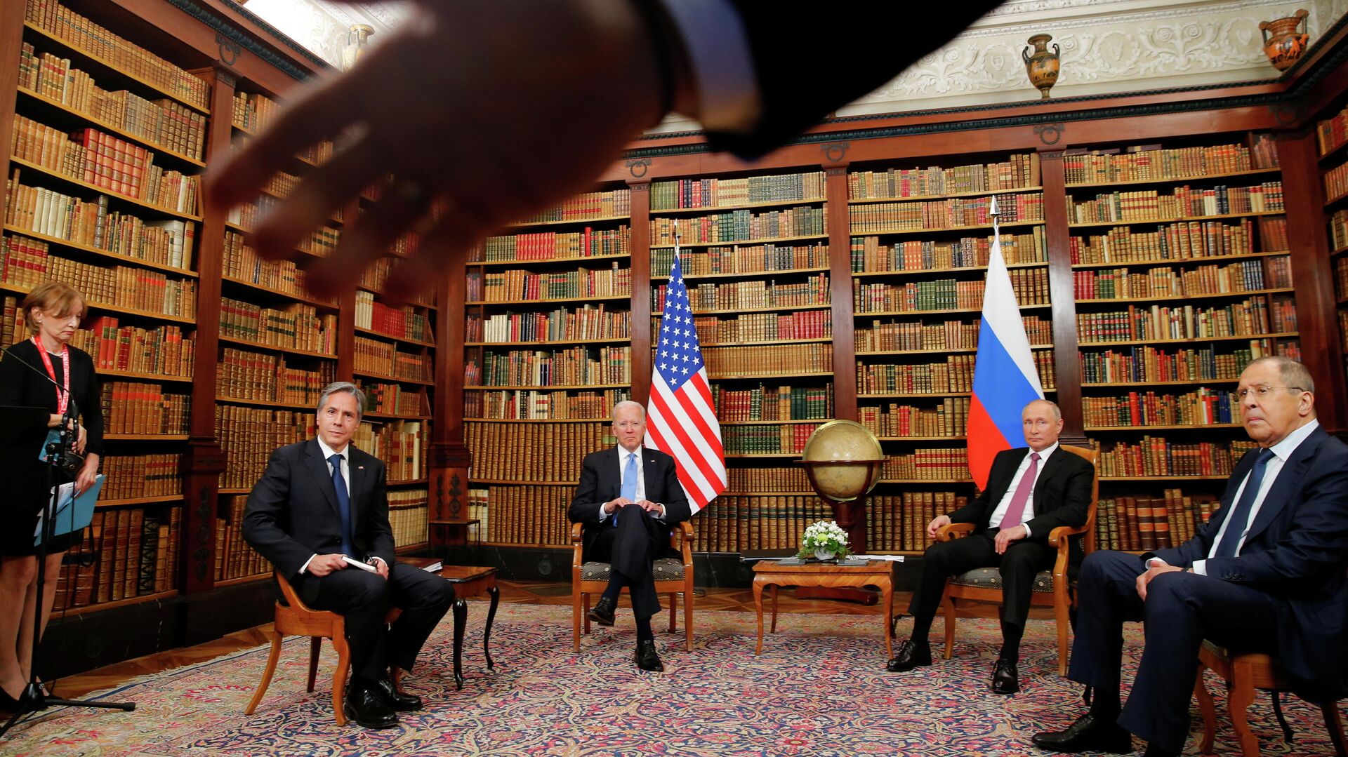 Президент РФ Владимир Путин и президент США Джо Байден во время встречи в Женеве на вилле Ла Гранж - РИА Новости, 1920, 16.06.2021