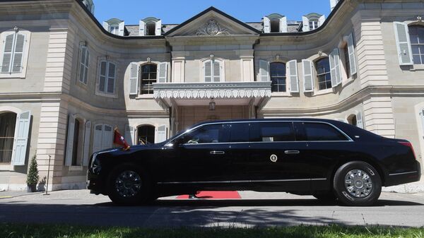 Машина кортежа президента США Джо Байдена у виллы Ла Гранж в Женеве, где пройдет его встреча с президентом РФ Владимиром Путиным