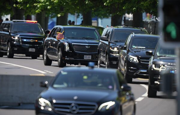 Автомобиль с президентом США Джо Байденом едет в кортеже к вилле Ла Гранж в Женеве