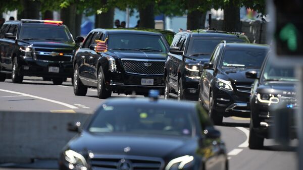 Автомобиль с президентом США Джо Байденом едет в кортеже к вилле Ла Гранж в Женеве