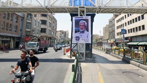 Постер с кандидатом в президенты Джалили Саидом в Тегеране