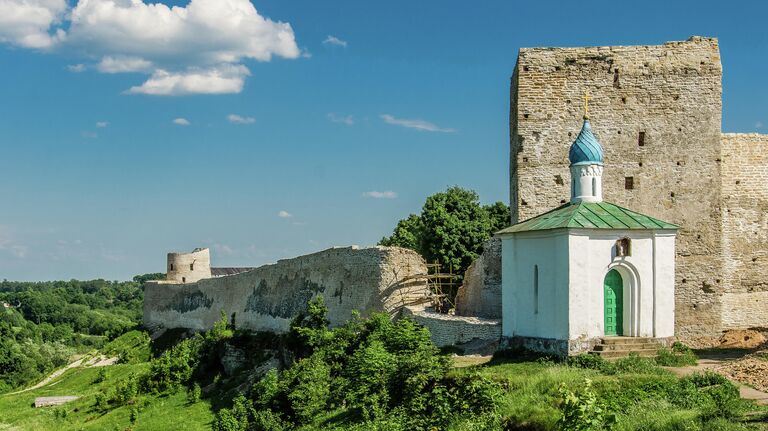 Изборская крепость и часовня иконы Корсунской Божией Матери