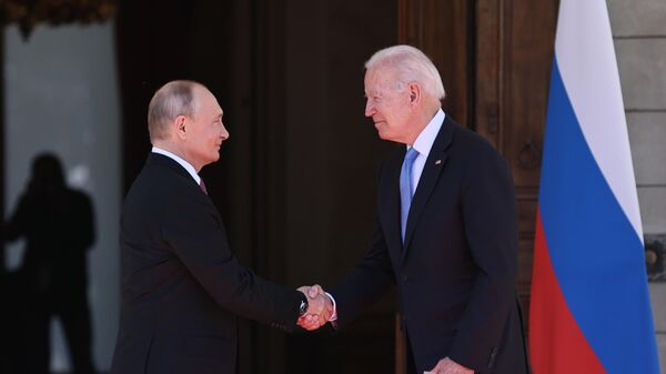 Президент РФ Владимир Путин и президент США Джо Байден во время встречи