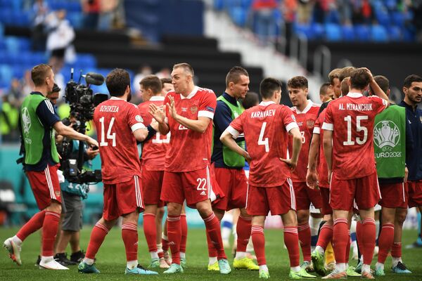 Игроки сборной России радуются победе в матче 2-го тура группового этапа чемпионата Европы по футболу 2020 между сборными Финляндии и России.