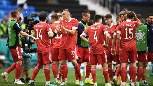 Игроки сборной России радуются победе в матче 2-го тура группового этапа чемпионата Европы по футболу 2020 между сборными Финляндии и России.