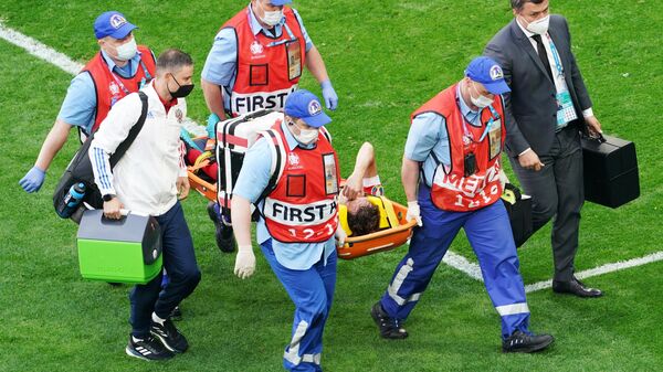 Доктора эвакуируют получившего травму Марио Фернандеса