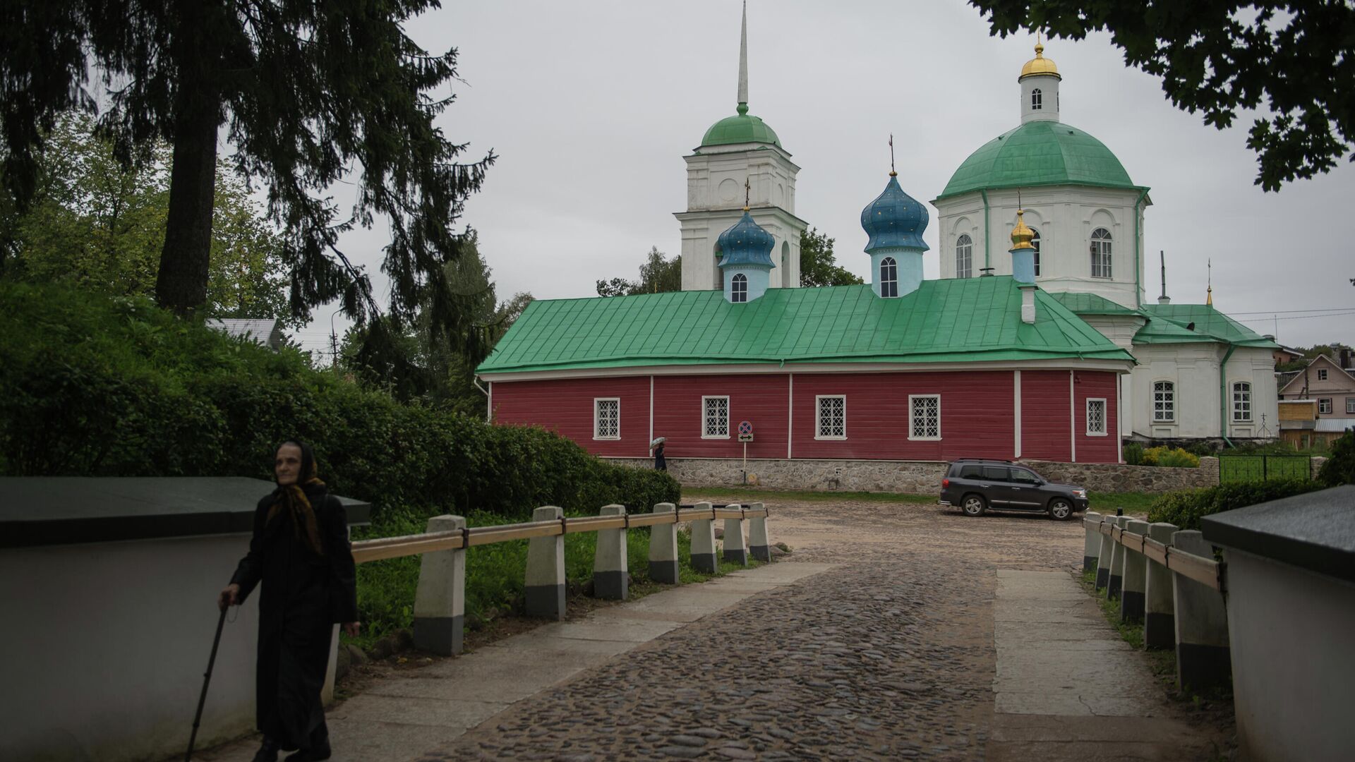 Горожанка у Свято-Успенского Псково-Печерского монастыря в городе Печоры Псковской области - РИА Новости, 1920, 09.07.2021