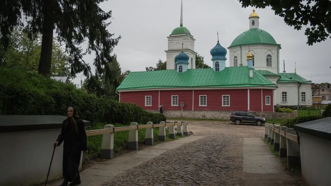 Горожанка у Свято-Успенского Псково-Печерского монастыря в городе Печоры Псковской области