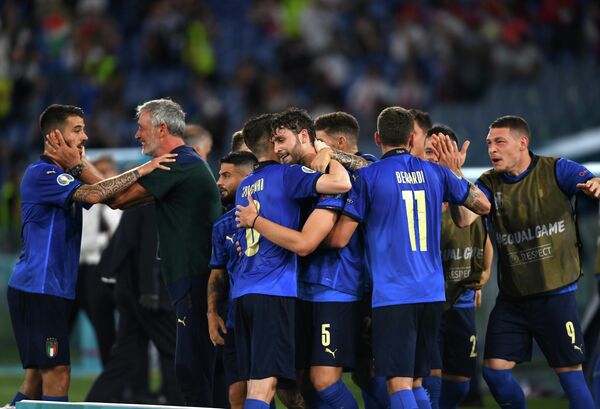 Футболисты сборной Италии празднуют гол в ворота Швейцарии