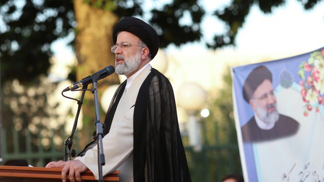 Кандидат в президенты Ирана Ибрахим Раиси во время предвыборного митинга в Тегеране