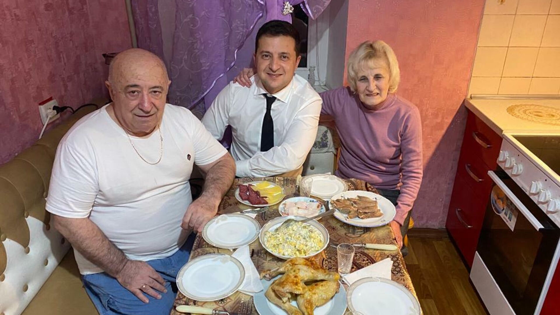 Президент Украины Владимир Зеленский с родителями - РИА Новости, 1920, 24.09.2021