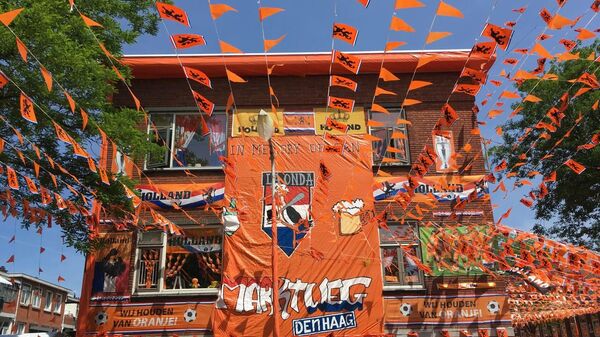 Самая оранжевая улица Гааги Marktweg