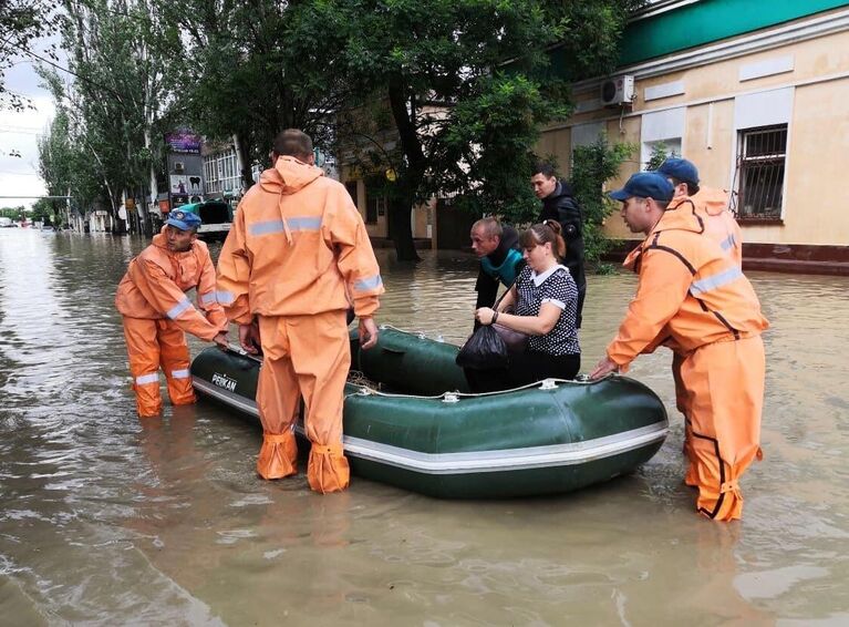 Сотрудники МЧС оказывают помощь местным жителям в Керчи