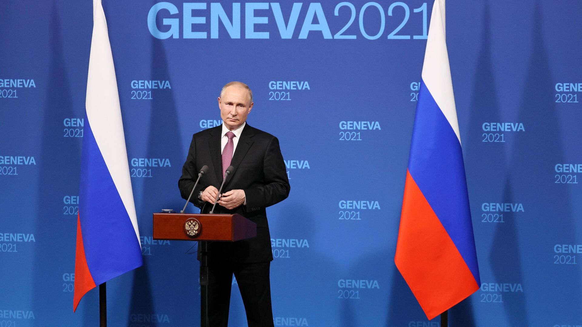 Президент РФ Владимир Путин на пресс-конференции по итогам переговоров с президентом США Джо Байденом в Женеве - РИА Новости, 1920, 17.06.2021