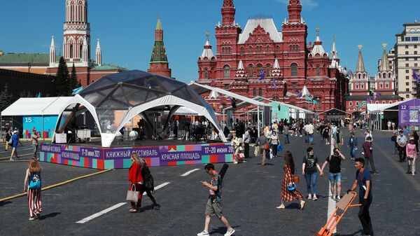 Посетители книжного фестиваля Красная площадь в Москве