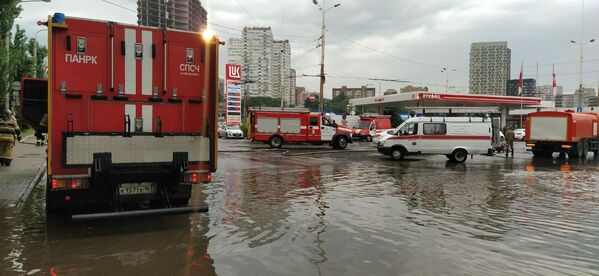 Спасатели ликвидируют последствия сильного дождя в Ростове-на-Дону