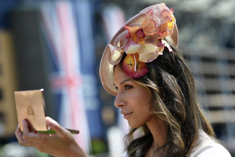 Посетительница королевских скачек Royal Ascot