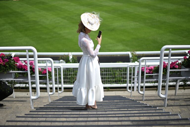 Посетительница королевских скачек Royal Ascot