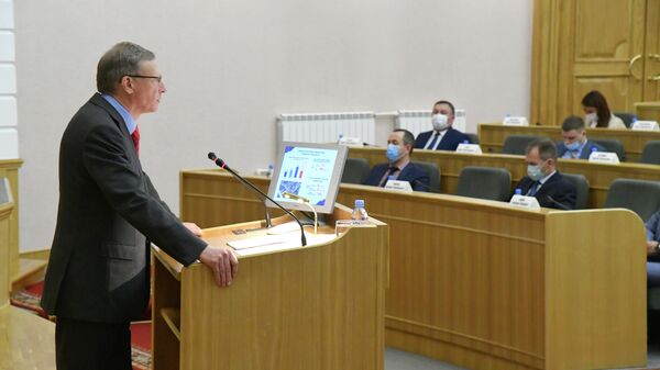Губернатор Александр Бурков выступает перед депутатами законодательного собрания