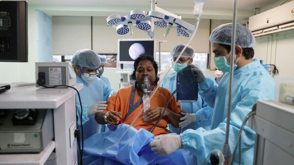 Пациентка, страдающая мукормикозом, или черной плесенью в больнице на окраине Нью-Дели