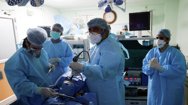 Врачи проводят операцию пациентке, страдающей мукормикозом, или черной плесенью, в больнице на окраине Нью-Дели