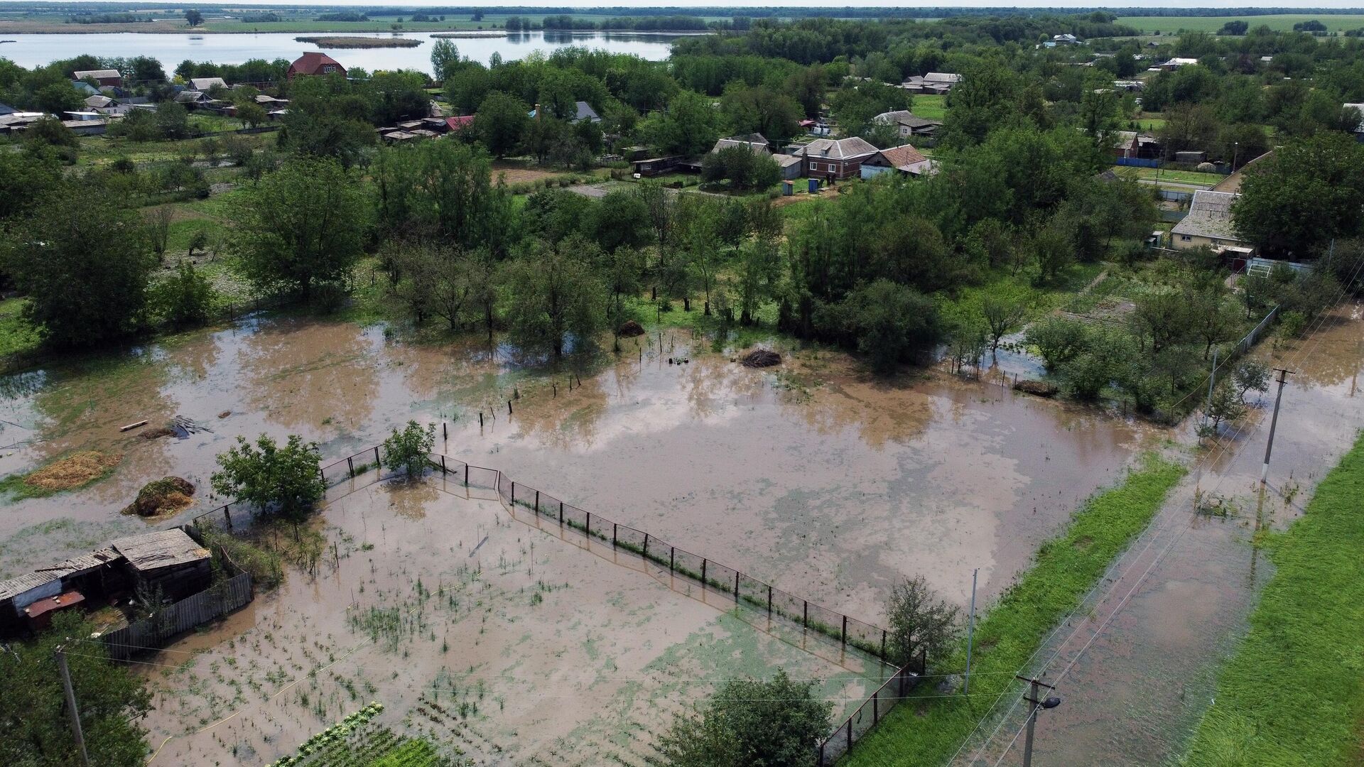 Подтопленные участки в Павловском районе Краснодарского края после сильных дождей и града - РИА Новости, 1920, 06.07.2021