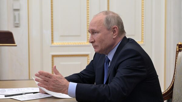 Президент РФ Владимир Путин проводит встречу с выпускниками Высшей школы государственного управления