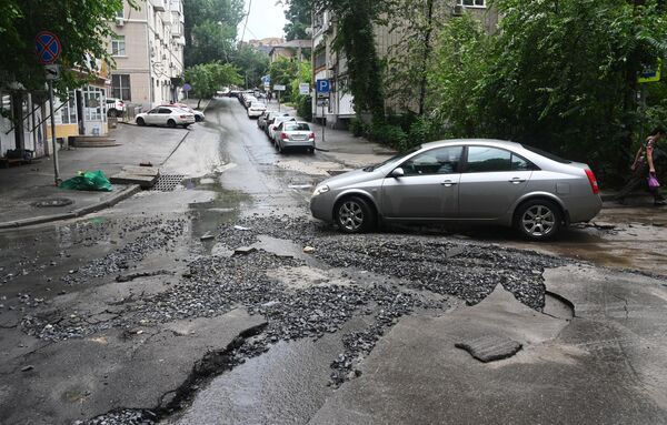 Размытое дорожное покрытие в результате сильного ливня в Ростове-на-Дону