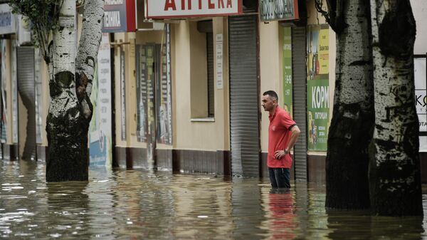 Затопленная проливным дождем улица в Керчи, Крым