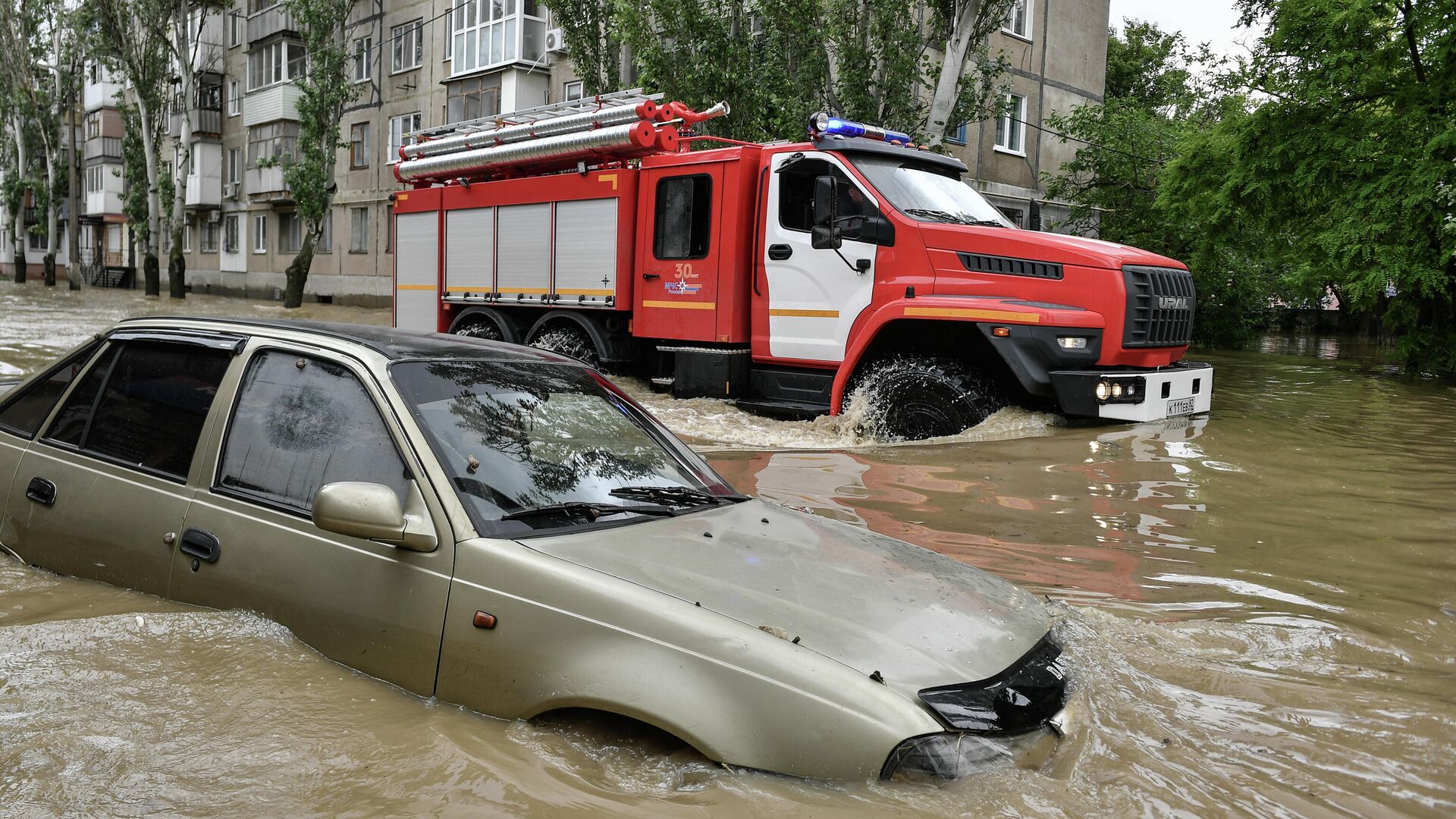 Затопленная проливным дождем улица в Керчи, Крым - РИА Новости, 1920, 18.06.2021