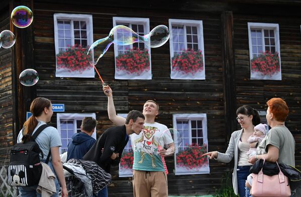 Шоу мыльных пузырей на одной из улиц в Переславле-Залесском