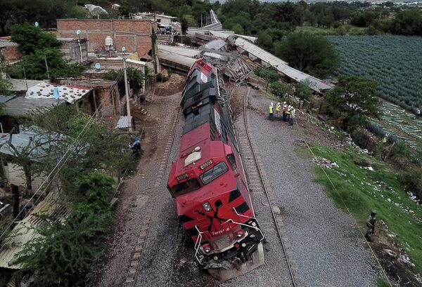 Грузовой поезд, сошедший с рельсов в Мексике 