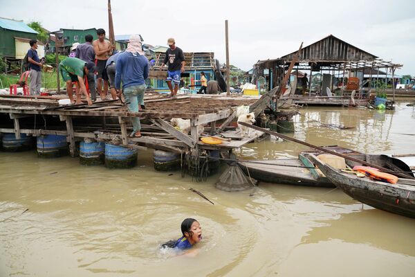 Жители разрушают свои плавучие дома на реке Тонлесап после уведомления о выселении в Камбоджа