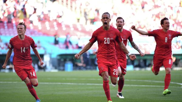 Сборная Дании по футболу празднует гол в ворота бельгийцев на ЕВРО