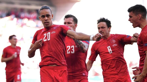 Сборная Дании по футболу празднует гол в ворота бельгийцев на ЕВРО